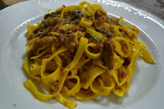 Tagliatelle con un ragù di salsiccia e funghi.
